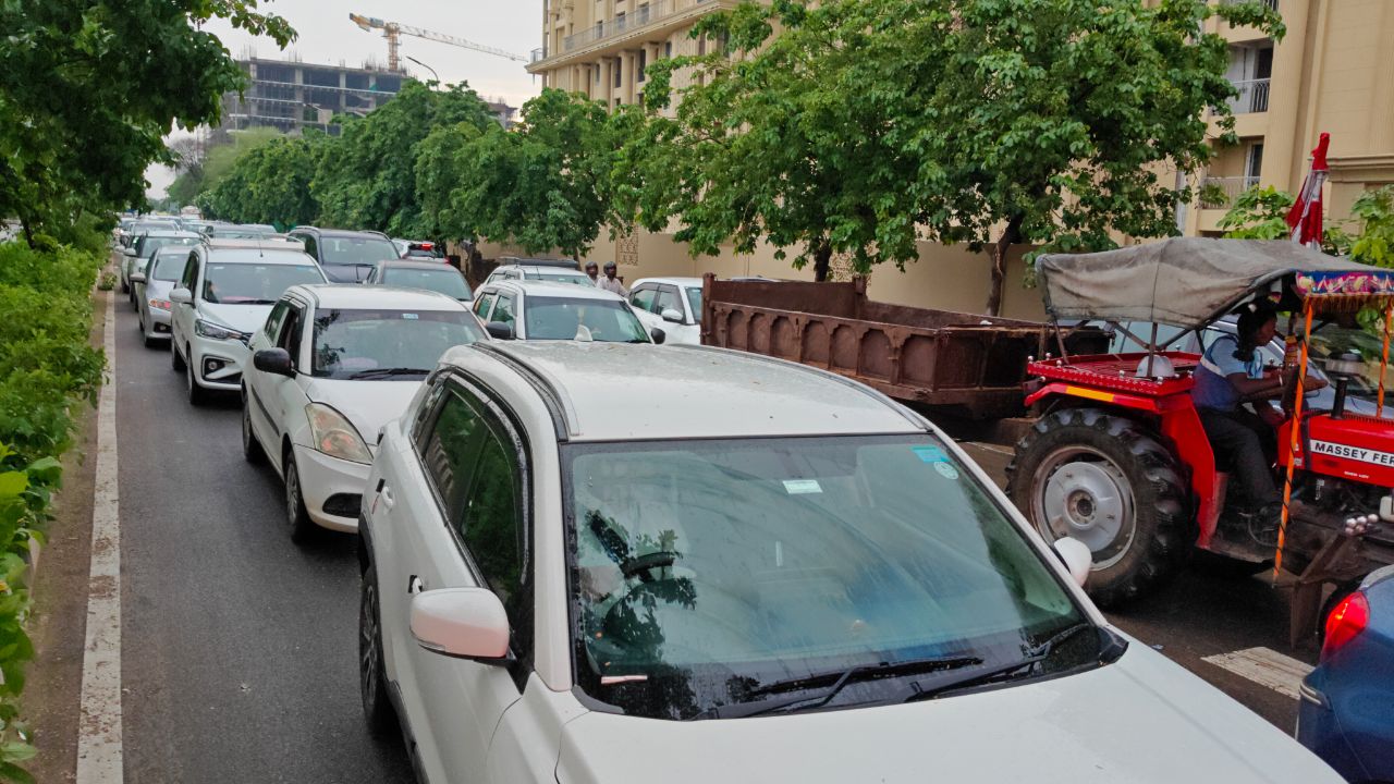 एयरपोर्ट पर लगा लंबा जाम, यात्री होते रहे परेशान, देखें तस्वीरें