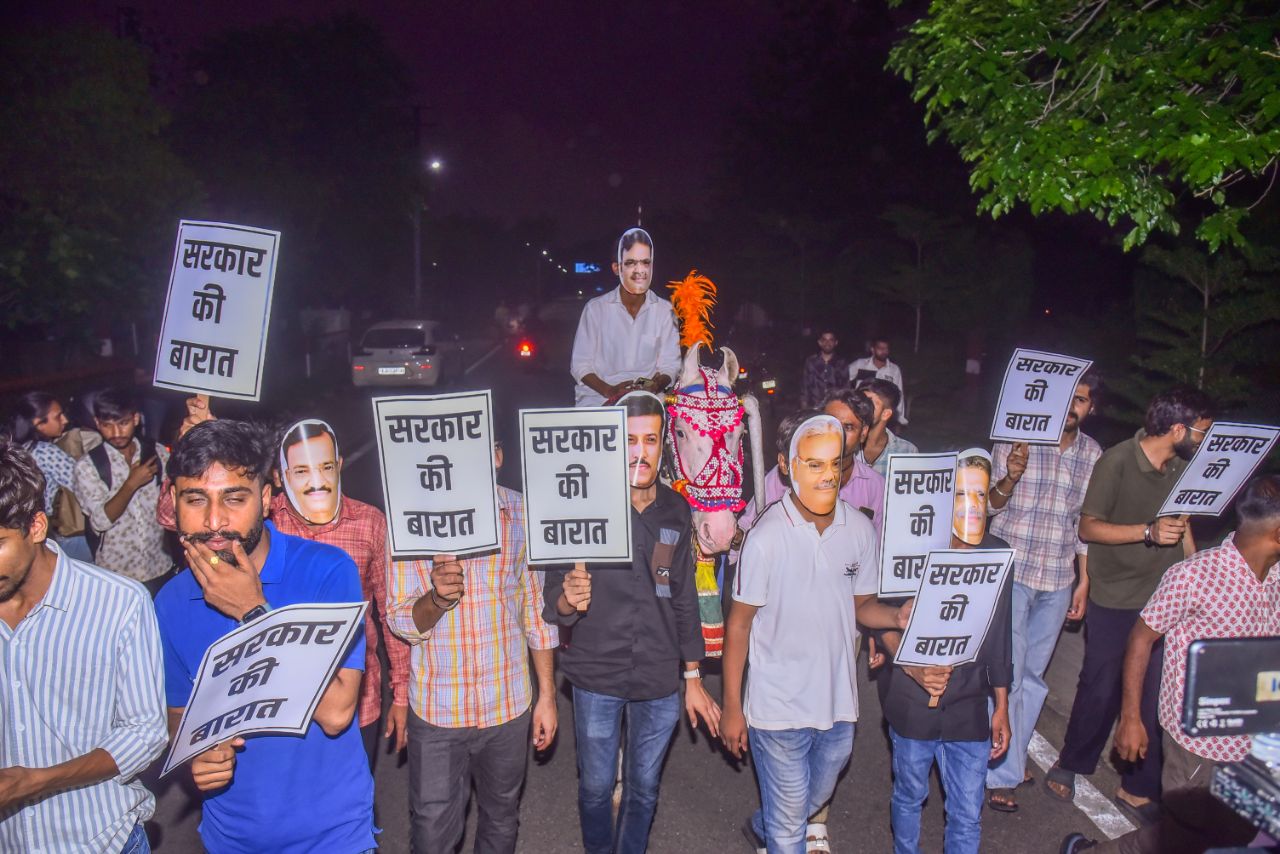 यूनिवर्सिटी में छात्रों ने निकाली सरकार की बारात, देखें तस्वीरें