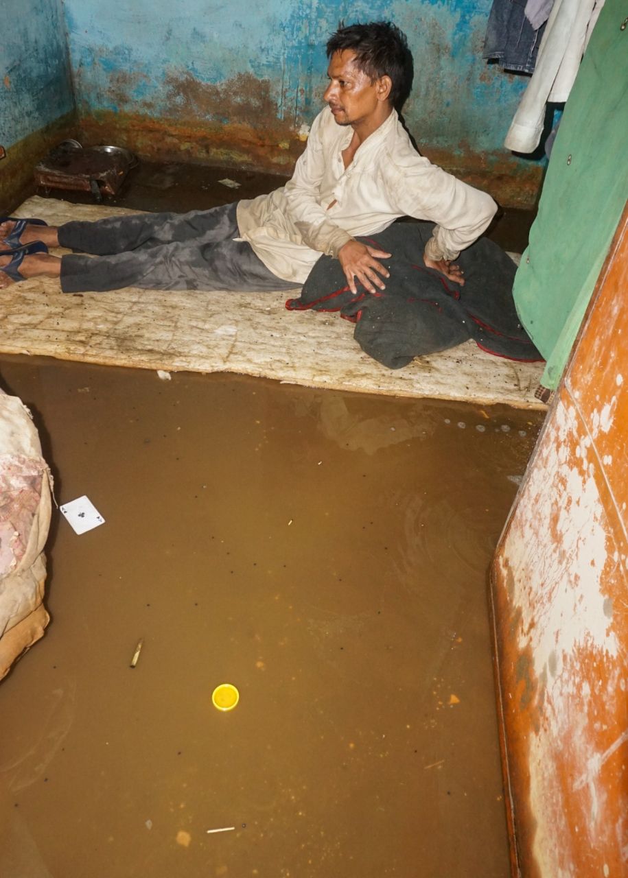 रात भर की बारिश के बाद घरों में भरा पानी, देखें तस्वीरें