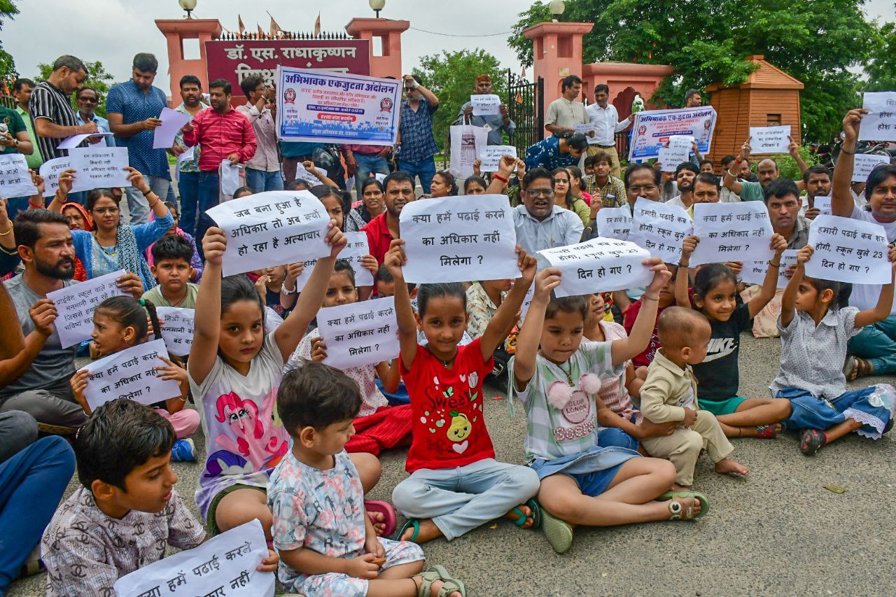 छोटे छोटे बच्चे पहुंचे शिक्षा संकूल, मांगा पढ़ने का अधिकार, देखें तस्वीरें