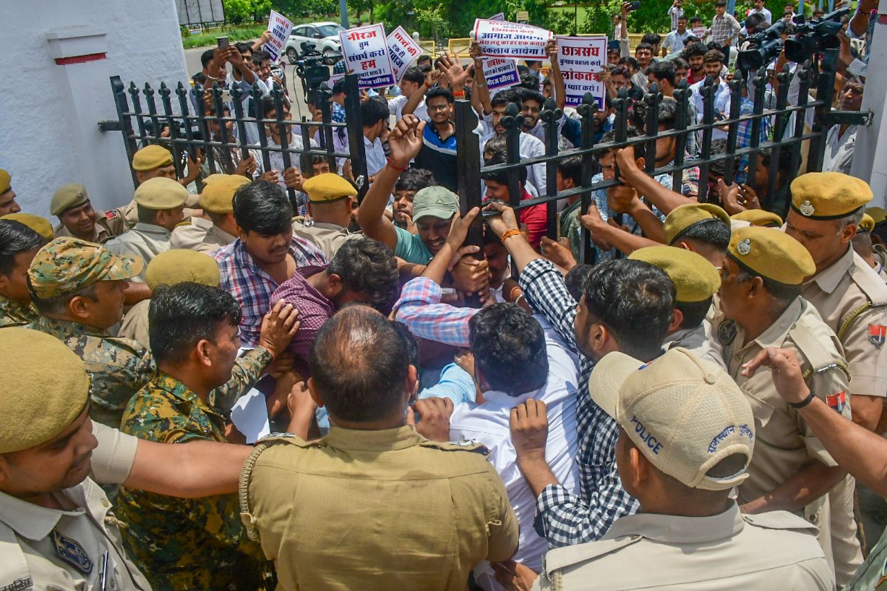 यूनिवर्सिटी में छात्रसंघ चुनावों के लिए प्रदर्शन, पुलिस ने लिया हिरासत में,
देखें तस्वीरें