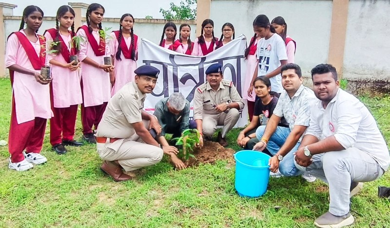 सभी ने पांच-पांच पौधे लगाने और अगले पांच वर्षों तक नियमित देखभाल करने का लिया संकल्प, शासकीय कन्या शिक्षा परिसर में 51 पौधों का किया रोपण