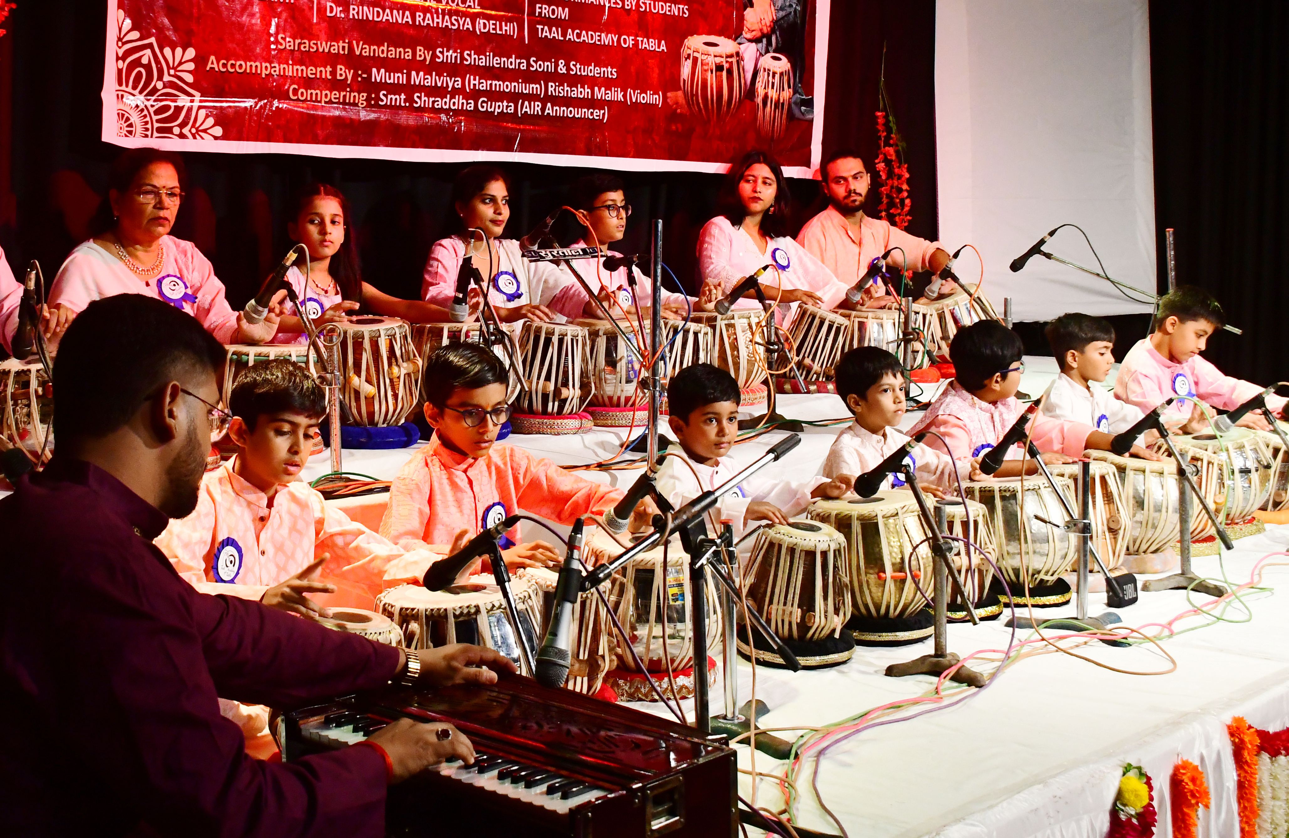 ताल अकादमी ऑफ तबला” द्वारा खयाल कलाप्रेमियों में 4 के बच्चे से लेकर बड़े शिष्यों
का तबला वादन हुआ फोटो देखें