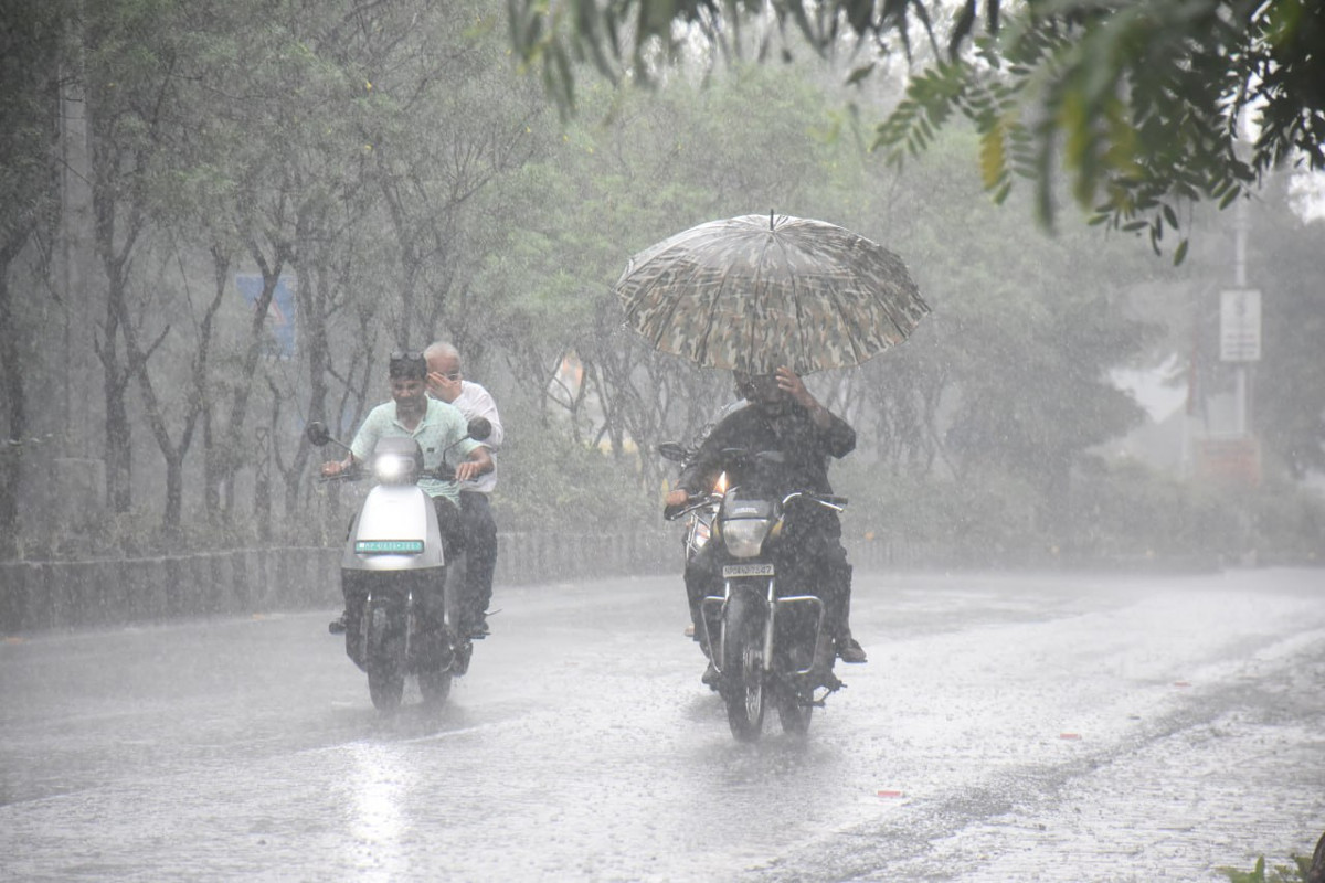 Rain Alert: सावन की पहली फुहार ने दी राहत, लेकिन उमस ने किया बेहाल, जानिए मौसम
का नया अपडेट