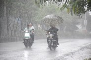 दिन में छाया अंधेरा, तापमान में गिरावट के बावजूद उमस से लोग परेशान फोटो सोर्स : Patrika