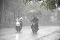 दिन में छाया अंधेरा, तापमान में गिरावट के बावजूद उमस से लोग परेशान फोटो सोर्स : Patrika