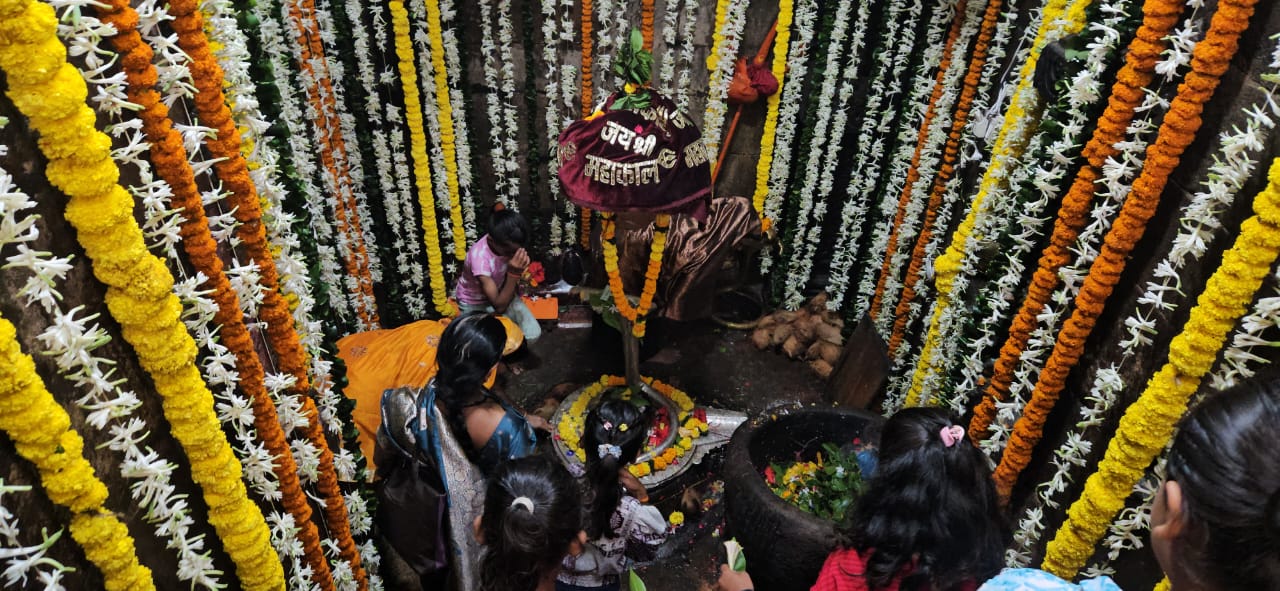 कोटेश्वरनाथ भगवान का फूलों से सजा दरबार