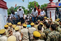 राजस्थान यूनिवर्सिटी में छात्र नेताओं का जोरदार प्रदर्शन, छात्रसंघ चुनाव बहाली
को लेकर आर-पार की लड़ाई का एलान - image