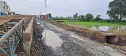 एक माह रहा रेलवे गेट बंद, फिर भी नहीं बन पाया एप्रोच रोड, गिर रहे वाहन चालक - image