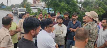 The villagers said that whatever garbage comes should be loaded into a truck and sent to the plant, only then will they allow the garbage vehicle to be emptied