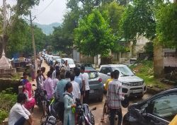 सिलीसेढ़ पर्यटन स्थल पर बड़ी संख्या में पहुंचे लोग, लंबे जाम में फंसे वाहन - image