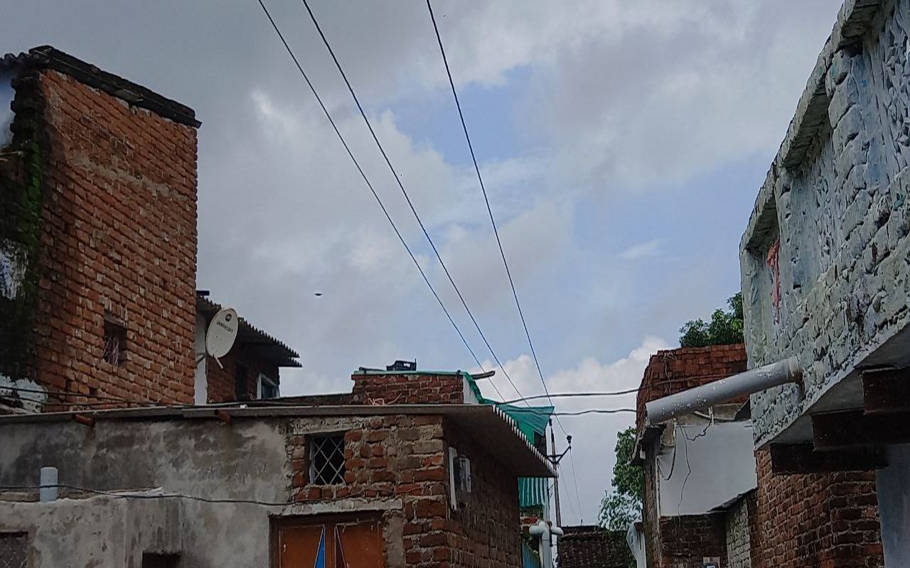 हटा शहर में आशियाने की छतों पर मंडरा रही मौत, झूल रहे हाईटेंशन के तार