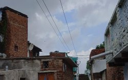 हटा शहर में आशियाने की छतों पर मंडरा रही मौत, झूल रहे हाईटेंशन के तार - image