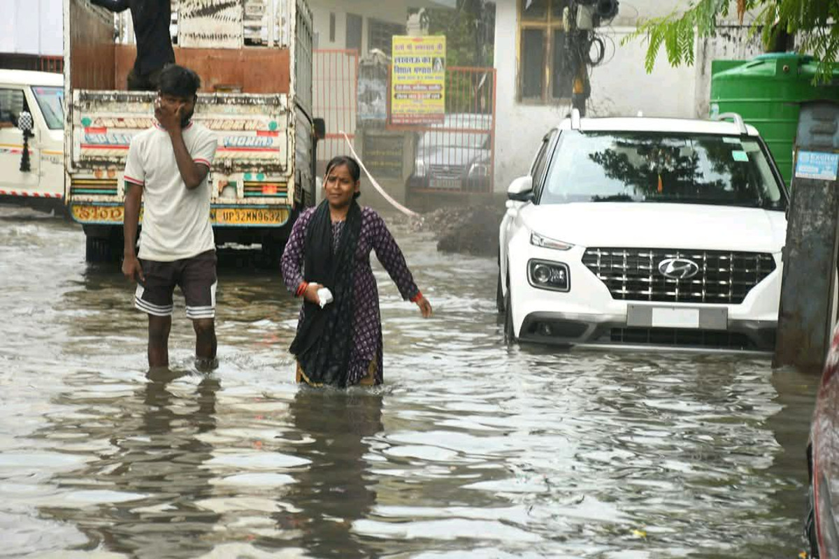 Lucknow Rain Flooding: तेज बारिश ने लखनऊ को किया पानी-पानी: मरीन ड्राइव में फंसी
कारें, कॉलोनियों में भरा पानी  