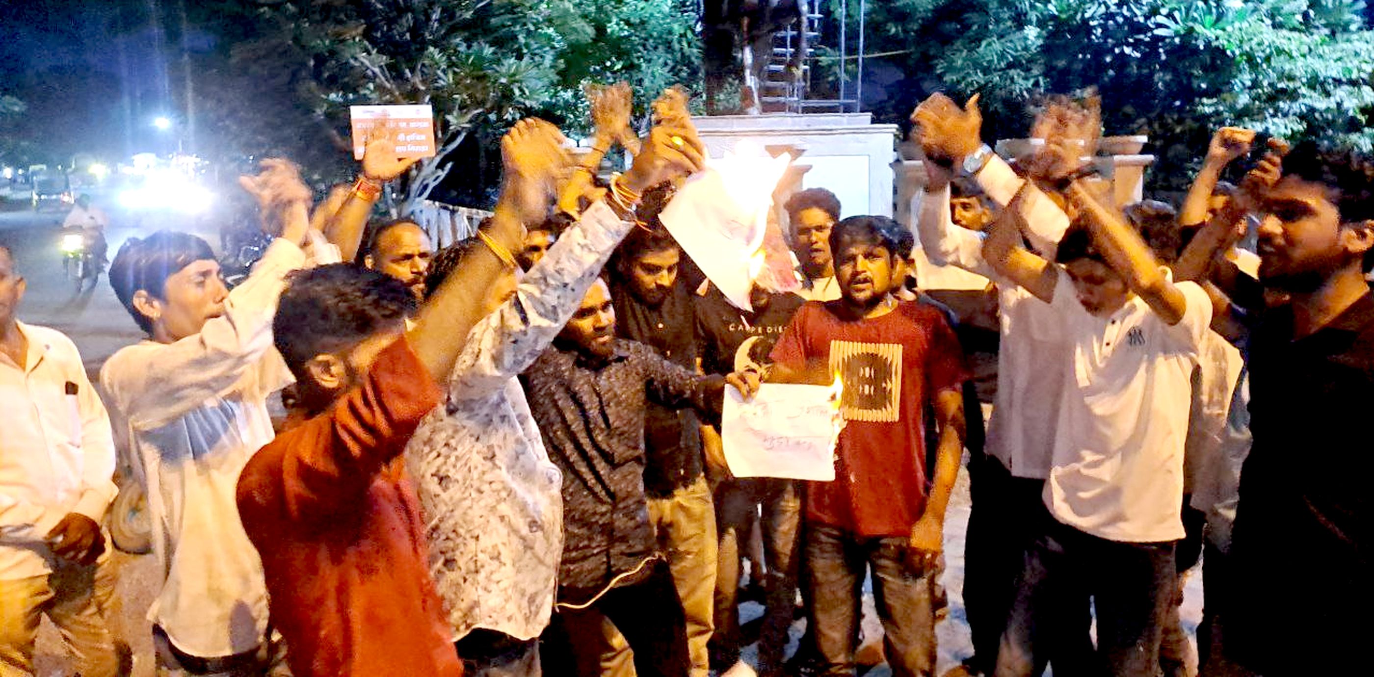 हरदा प्रशासन लिखकर जलाए पोस्टर, करणी सेना के कार्यकर्ताओं ने किया प्रदर्शन