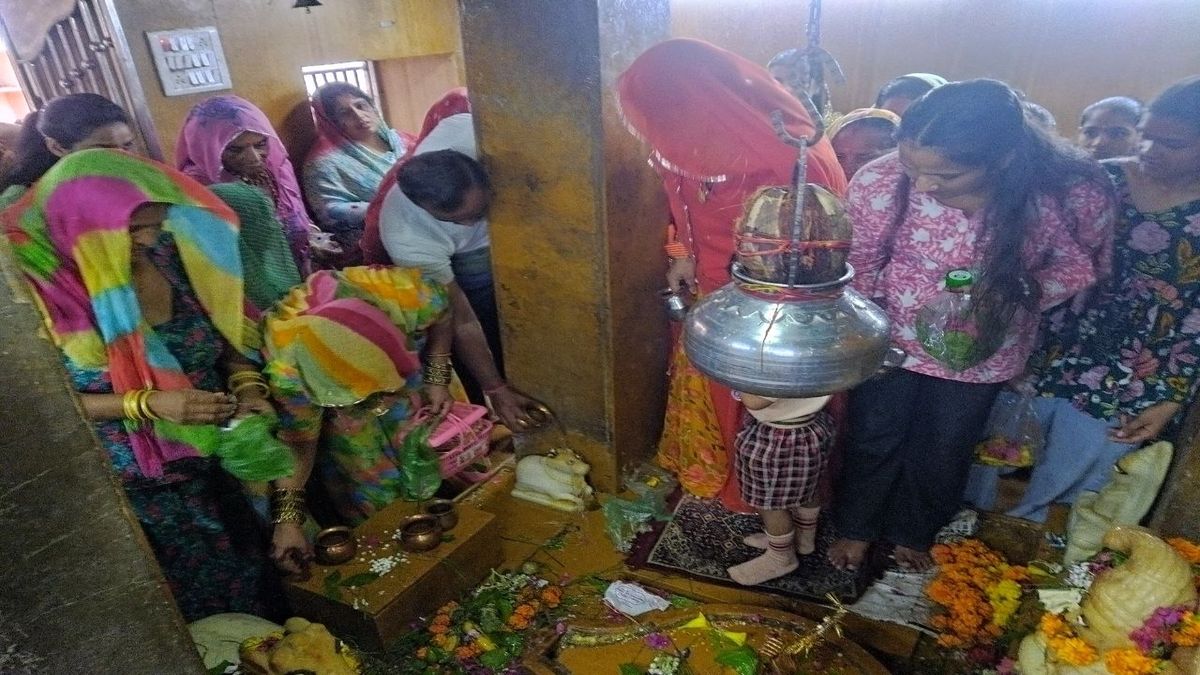 Watch Video: पो फटते ही मंदिरों में उमड़ी भीड़, हर-हर महादेव के जयकारों से गूंजा जैसाण