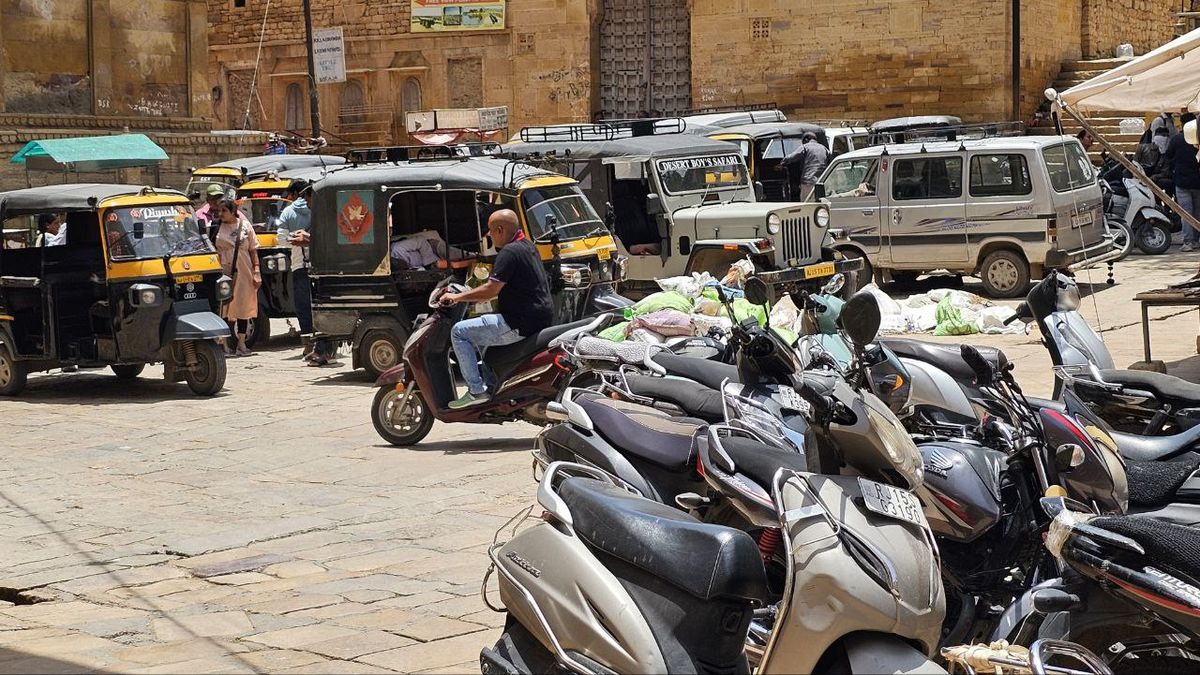 3 हजार रहवासी, 80 प्रतिष्ठान…500 सैलानी -दर्शनार्थी… हर मोड़ पर खतरा