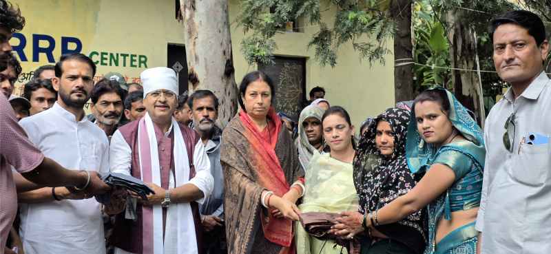 रेनकोट वितरित किए।