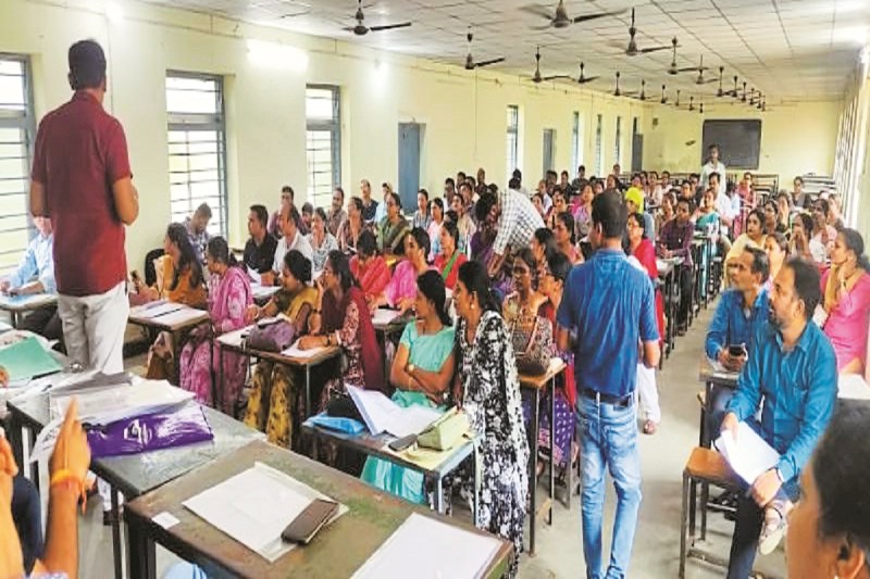 क्रमोन्नत वेतनमान की अनदेखी से नाराज शिक्षक (Photo source- Patrika)