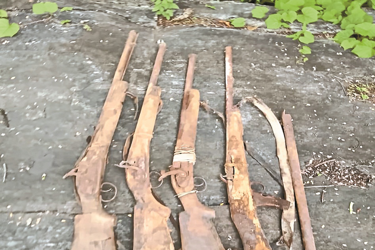 CG Naxal News: नक्सलियों के मंसूबों पर फिरा पानी, जवानों ने बरामद की 4 भरमार
बंदूकें