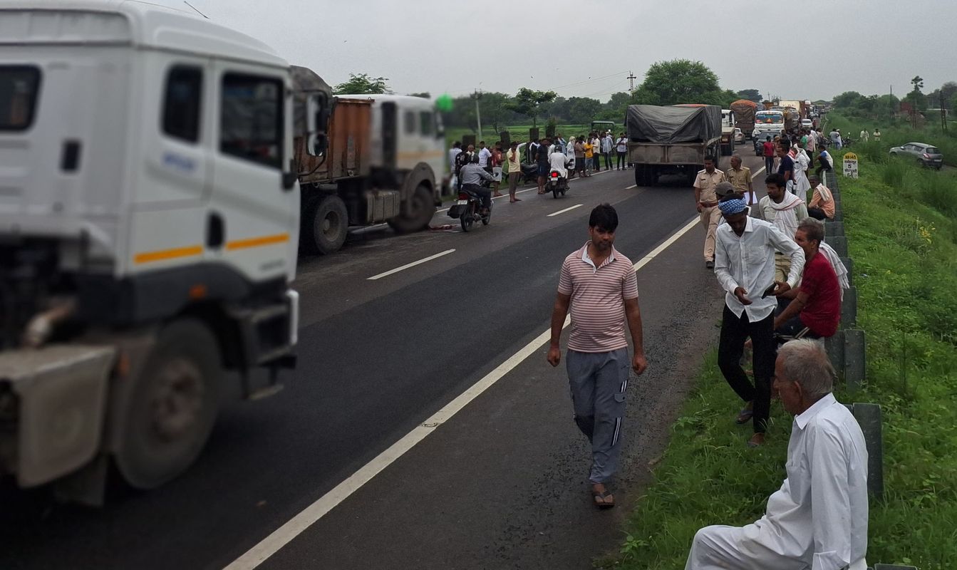 हाईवे पर 200 मीटर तक दंपती को घसीटता ले गया ट्रेलर