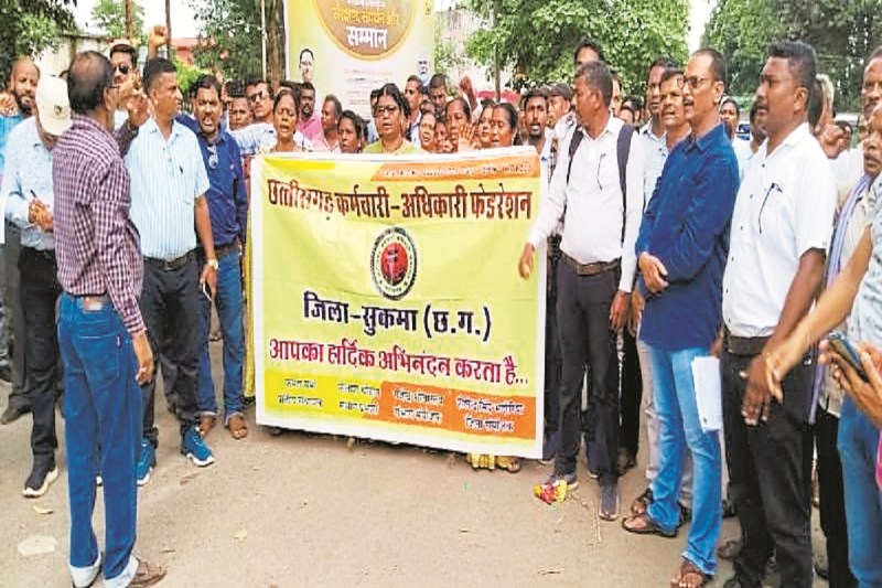 हड़ताल पर बैठे स्वास्थ्यकर्मी (Photo source- Patrika)