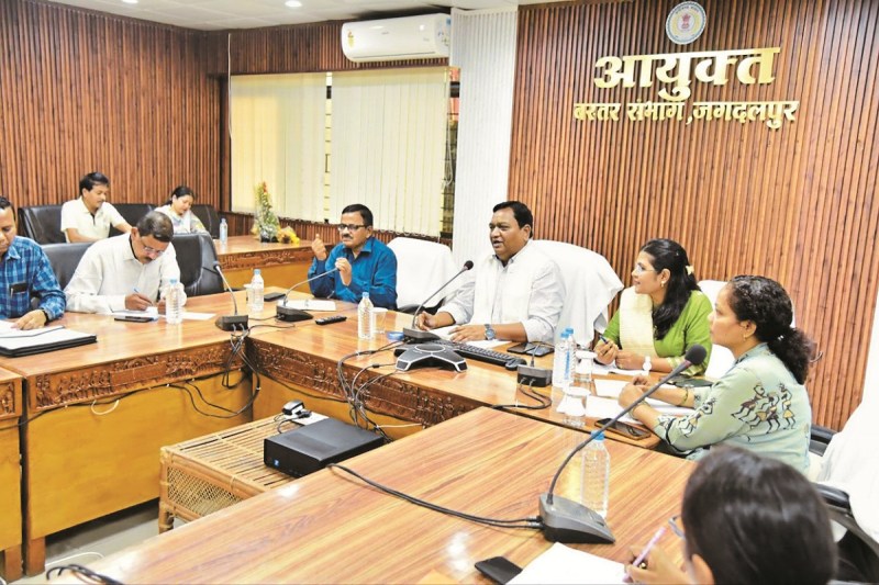 कमिश्नर डोमन सिंह ने अधिकारियों को दिए निर्देश (Photo source- Patrika)