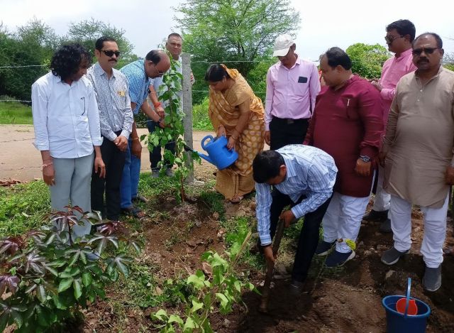 सदस्यों ने भी पौधरोपण के लिए प्रेरित किया