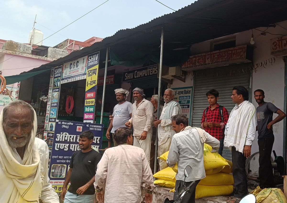 यूरिया खाद की हो रही कालाबाजारी, किसानों की जेब पर बढ़ रहा भार