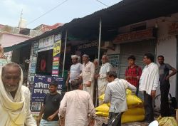 यूरिया खाद की हो रही कालाबाजारी, किसानों की जेब पर बढ़ रहा भार - image