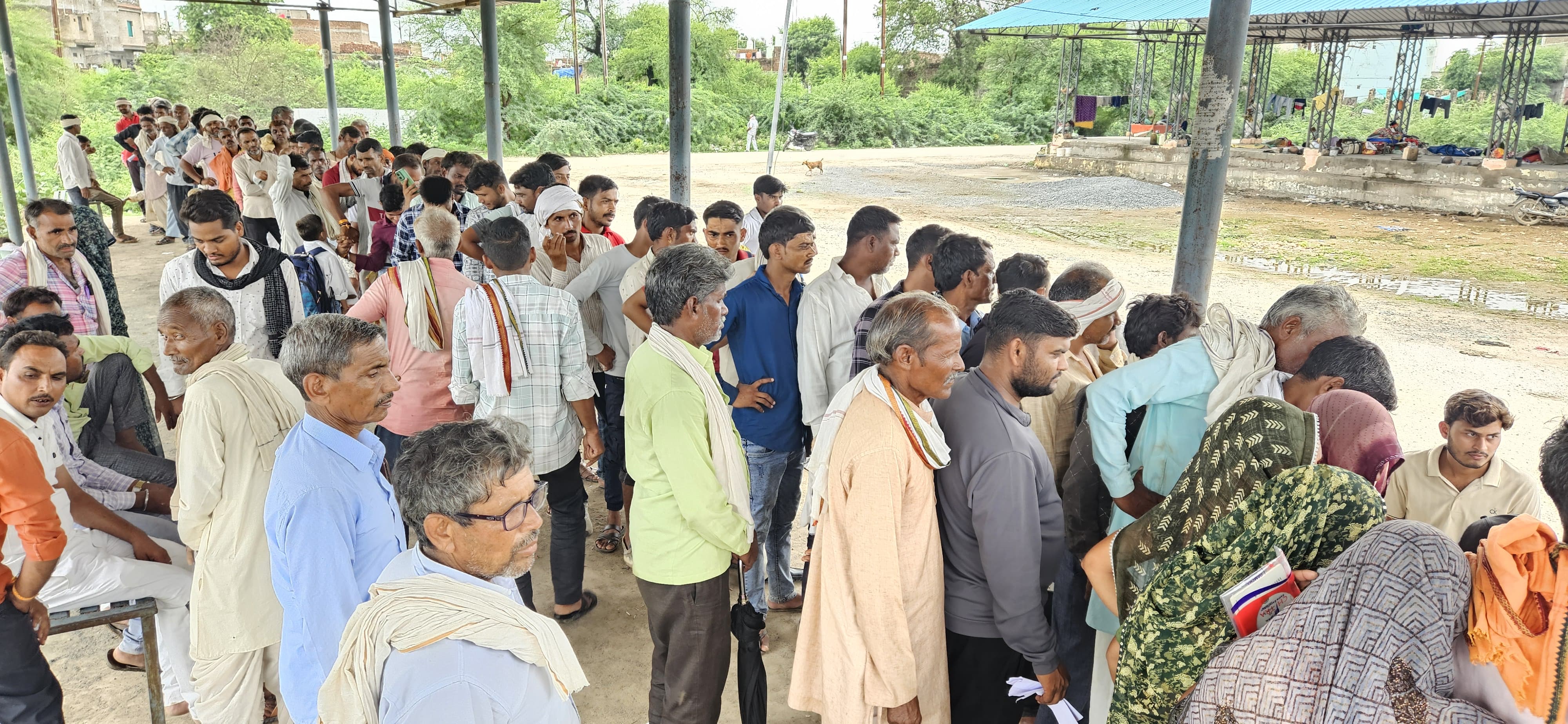 खाद के लिए किसानों की लंबी लाइन, काउंटर खुलने का घंटों इंतजार