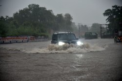 Heavy Rain Alert And Flood : मौसम अपडेट: कई जिलों में भारी बारिश, तेज हवाएं और
वज्रपात की संभावना, फ्लैश फ्लड का भी अलर्ट - image