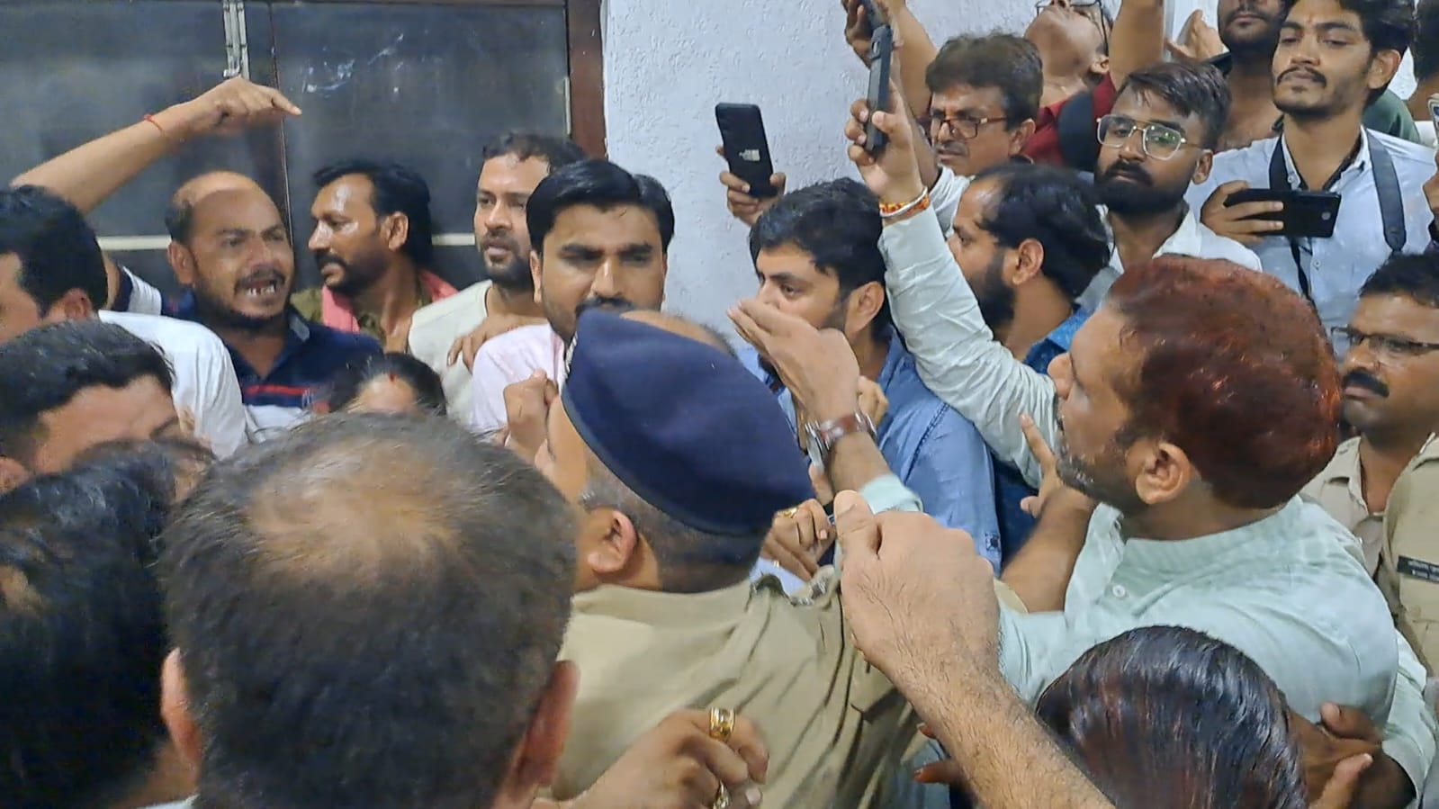 MLA and chairman supporters came face to face, sloganeering, pushing and shoving, on one side BJP Zindabad, on the other side MLA slogans