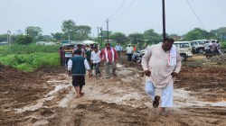 अंतिम संस्कार में शामिल विधायक सडक़ की हालत देखकर भडक़े - image