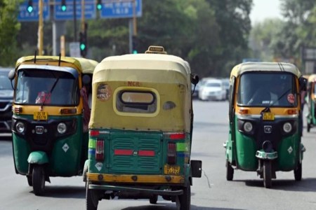 ऑटो-टैक्सी चालकों को वाहन पर लिखनी होगी अपनी पहचान: नाम, मोबाइल और आधार अनिवार्य फोटो सोर्स : Social Media