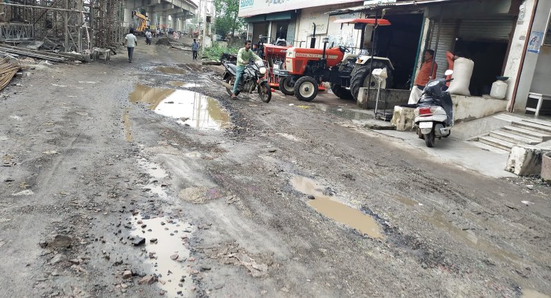 Passengers are facing difficulty in reaching the bus stand, the road is not being repaired