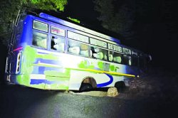 पुल पर दो फीट था पानी, बस चालक ने दांव पर लगा दी डेढ़ दर्जन यात्रियों की जान - image