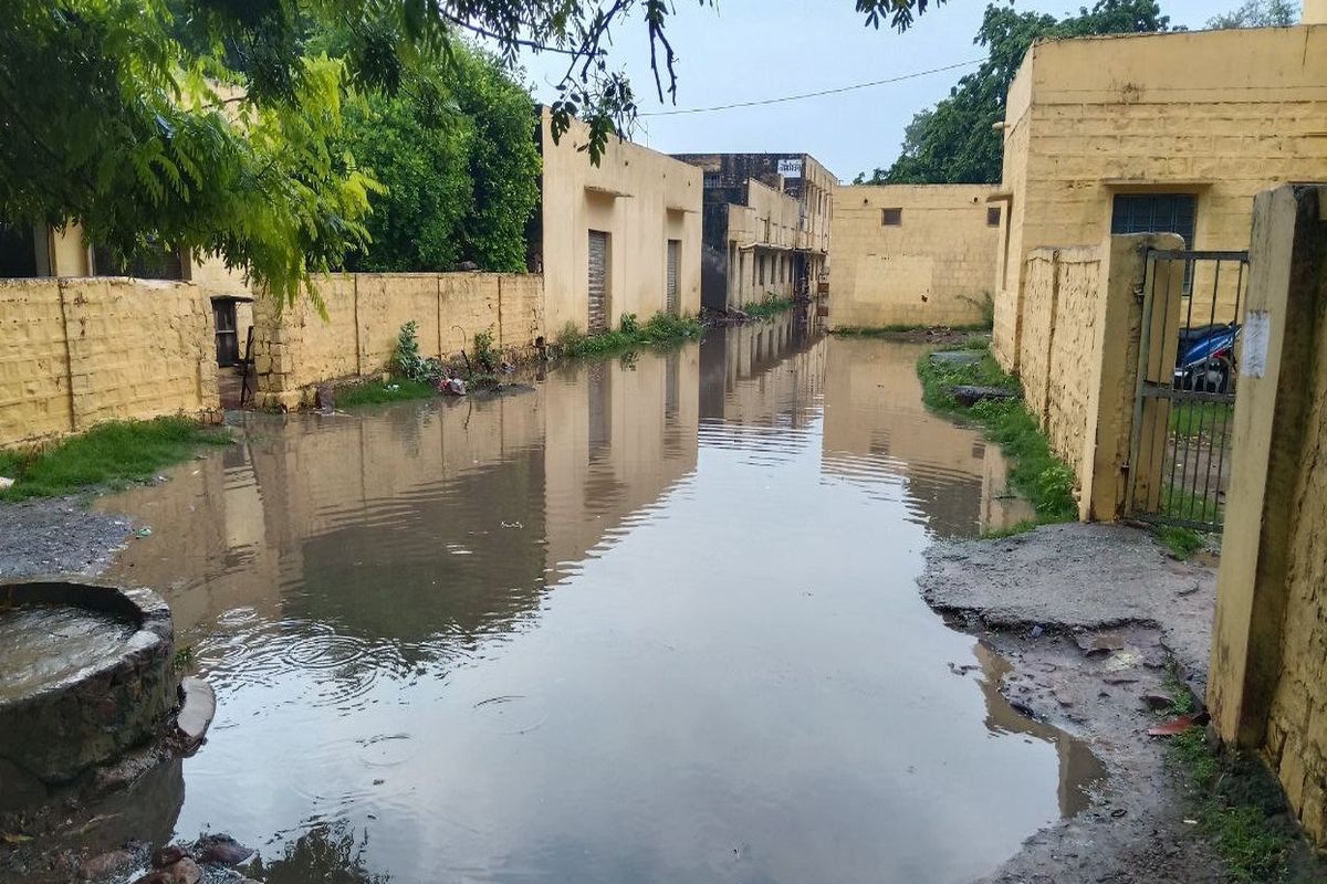 जलभराव ने बद से बदतर किए राजकीय कार्यालयों के हालात Waterlogging has worsened the condition of government offices