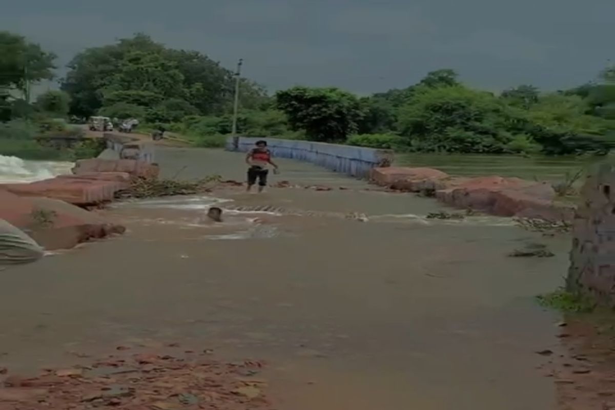संत नगर की पुलिया ध्वस्त,ग्रामीण क्षेत्रों का उपखंड से कटा संपर्क The culvert of Sant Nagar collapsed, rural areas lost contact with the subdivision