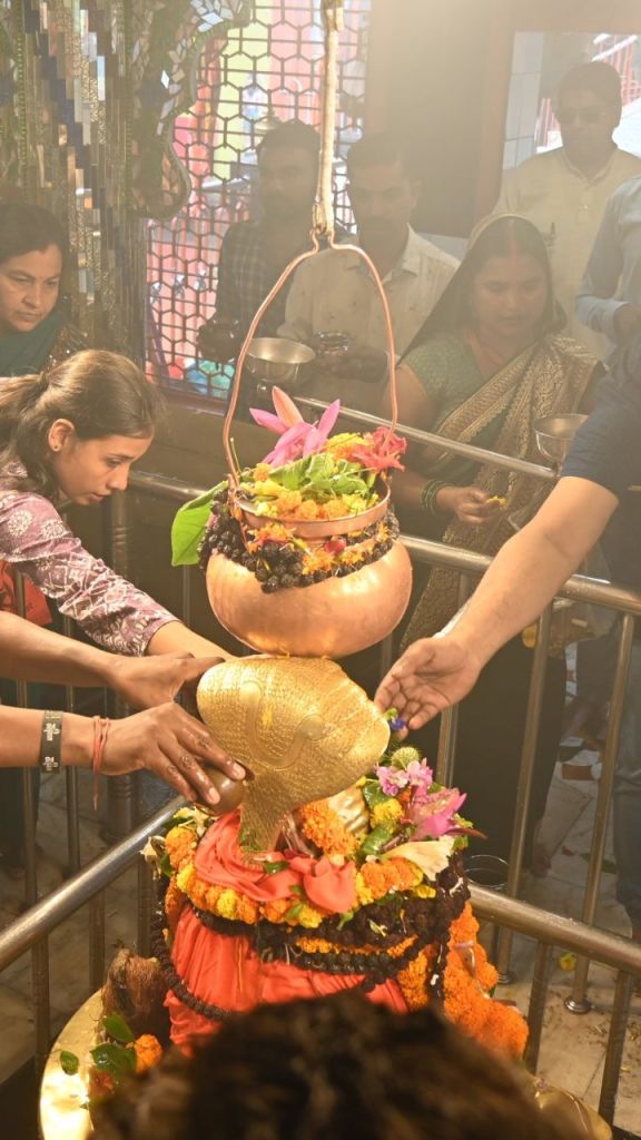 CG News शिवालयों में लगी भक्ति की भीड़, बंजारेश्वर महादेव में जल चढ़ाने पहुंचे श्रद्धालु 
