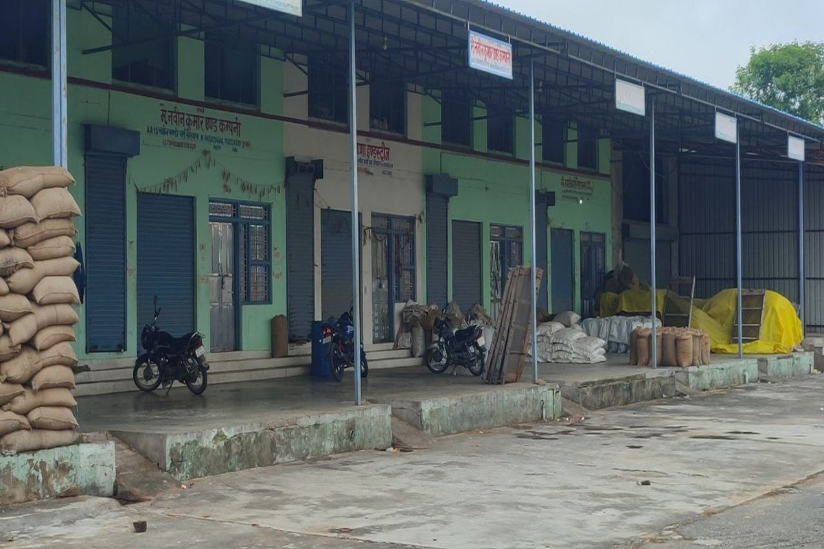 मुनीम से लूट का मामला: खैरथल कृषि मंडी अनिश्चितकाल के लिए बंद, एक करोड़ के
राजस्व का नुकसान ….. देखें फोटो गैलेरी….