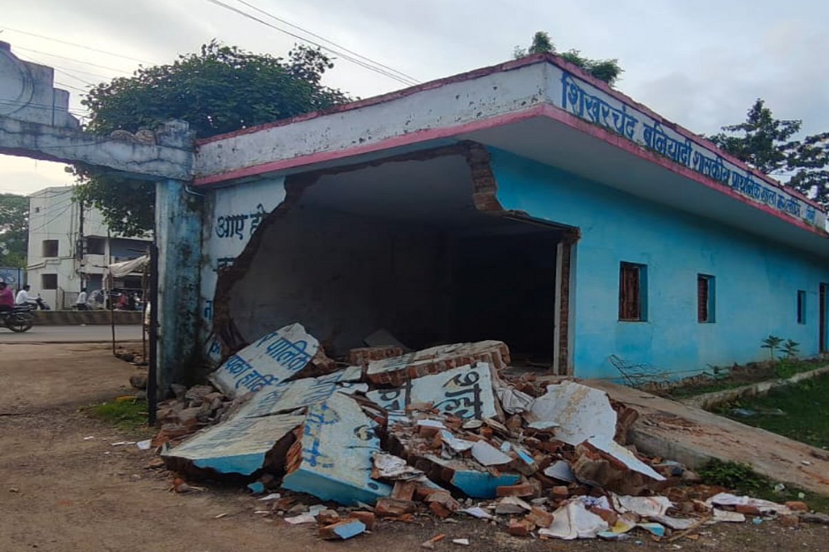 स्कूल भवन की गिरी दीवार, अफसर कर रहे हादसे का इंतजारशहर के - image