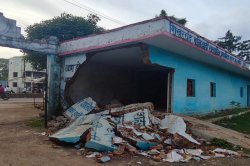 स्कूल भवन की गिरी दीवार, अफसर कर रहे हादसे का इंतजारशहर के - image