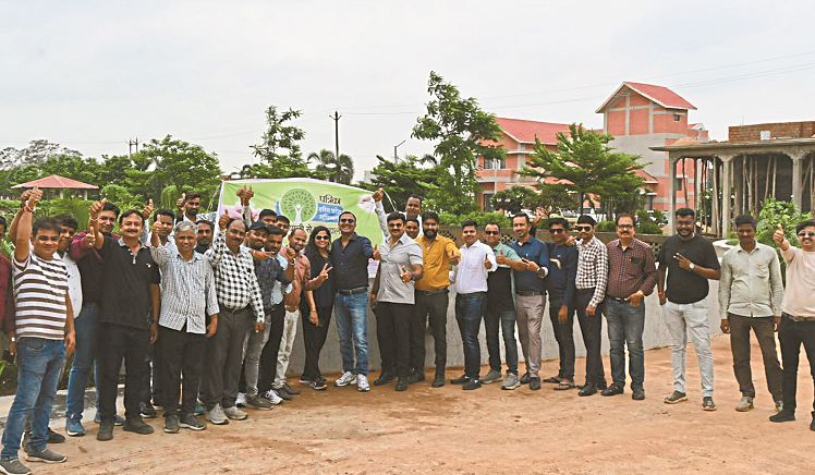 CG News:प्रोजेक्ट रॉयल एवेन्यू में पत्रिका के साथ पौधरोपण अभियान, ग्रीन वातावरण देने को आगे आ रहे युवा बिल्डर्स, देखें तस्वीरें