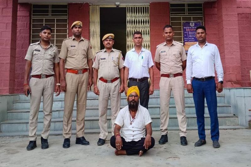 एक साल से फरार हत्यारोपी पुलिस की गिरफ्त में The accused who was absconding for one year is in police custody