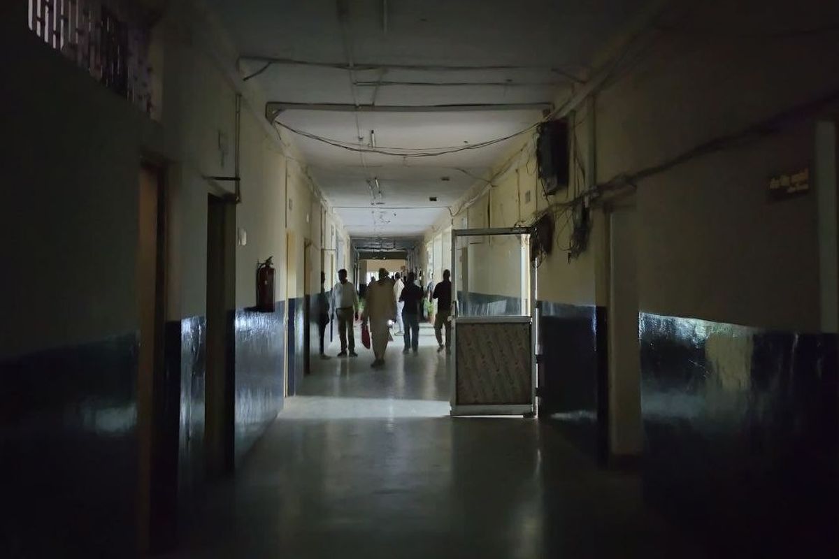कलक्ट्रेट में दिनभर बत्ती रही गुल, मोबाइल की लाइट से कार्य करते दिखे कार्मिक