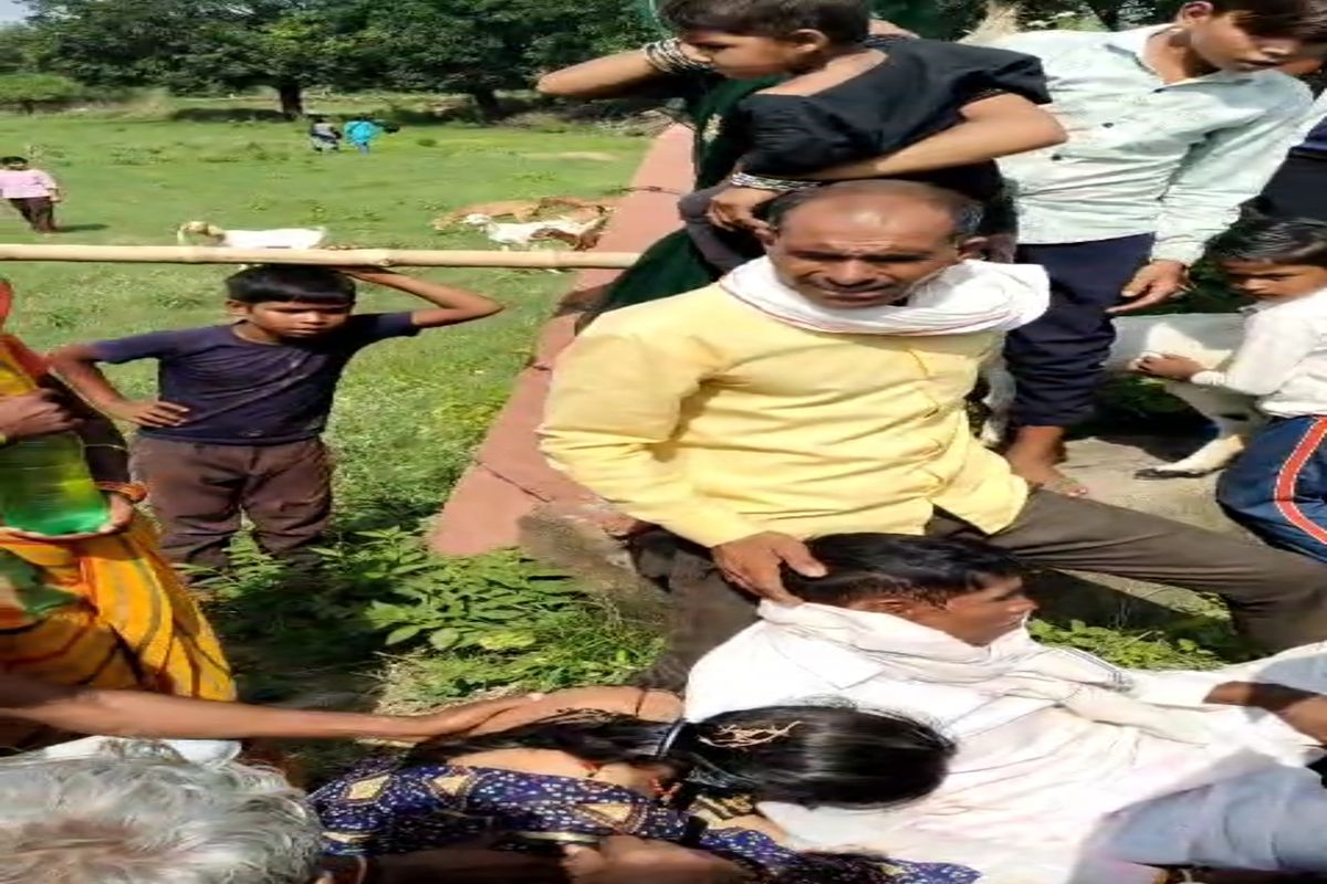 सवारियों से भरी ट्रैक्टर-ट्रॉली पलटी, महिला की मौत; 13 घायल A tractor-trolley full of passengers overturned, woman died; 13 injured