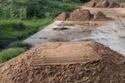 डीएसटी टीम को देख माफिया में हडक़ंप, बजरी फैला भागे - image