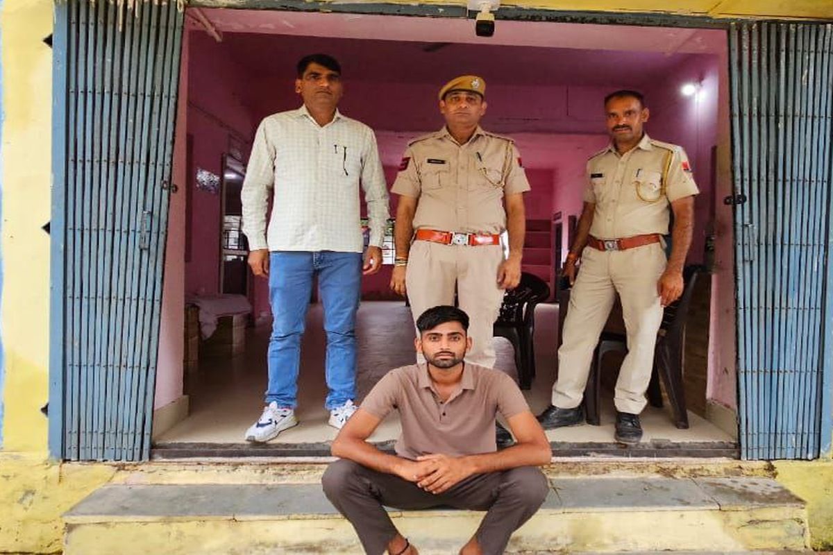 फायरिंग और मारपीट के मामले में फरार 20 हजार का इनामी बदमाश मोनू गिरफ्तार Monu, a criminal with a bounty of 20 thousand rupees on his head, who was absconding in the case of firing and assault, has been arrested