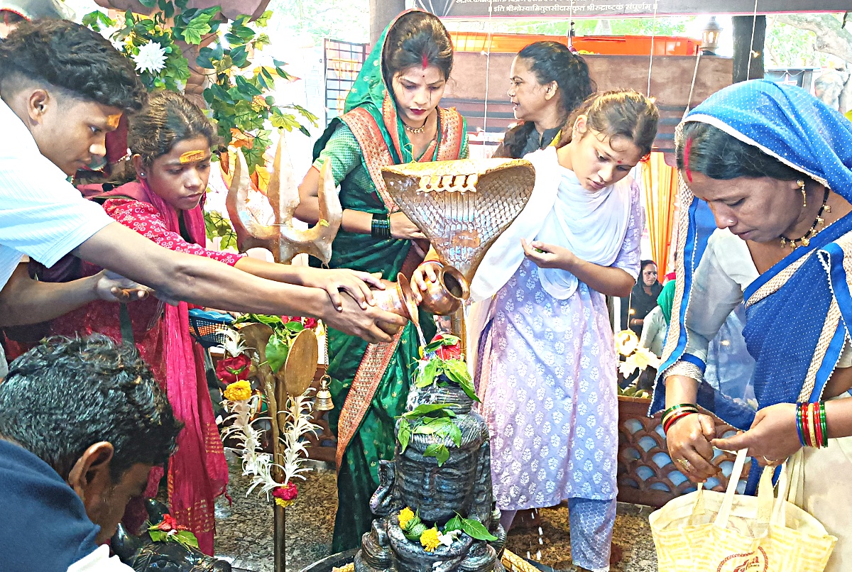Photo Gallery: ओम नम: शिवाय का दिन भर चला जाप